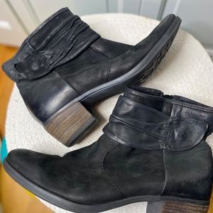Women’s MJUS Black zip up ankle bootie size 41